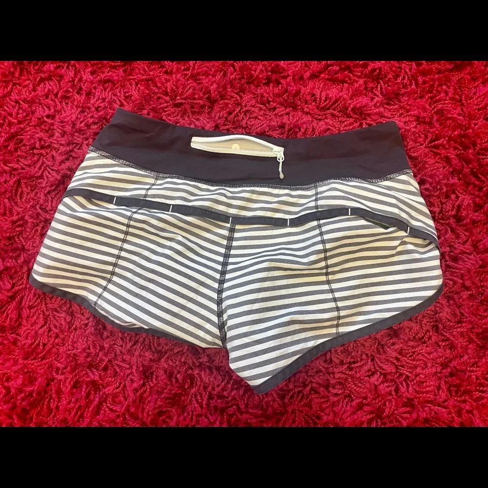 Lululemon hottie hot shorts 4 - Picture 2 of 3